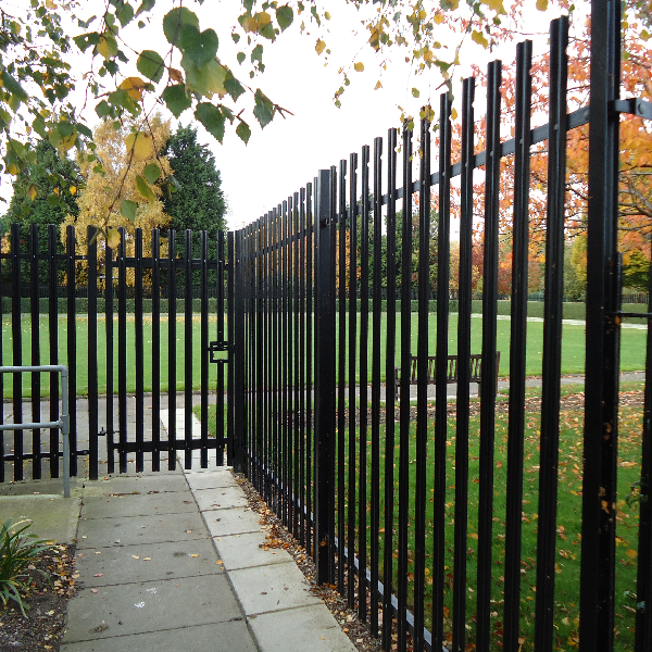 Round nosed and notched palisade fencing