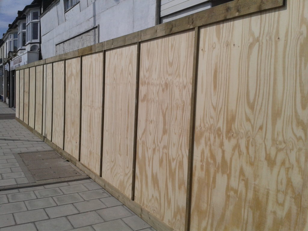 Hoarding – Lemon Fencing Fencing in Essex Garden 