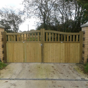 Sweeping top cottage gates