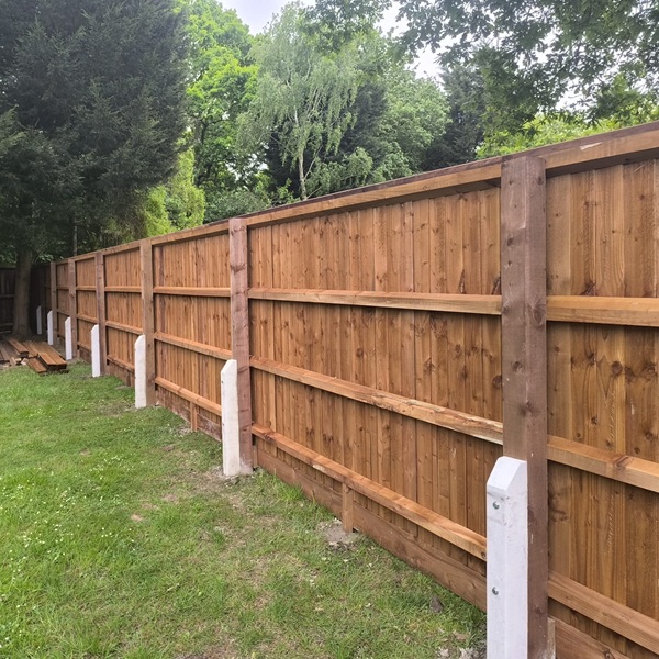 Traditional closeboard FE fencing with concrete spurs - back