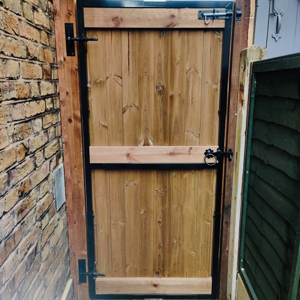 Adjustable gate frame with brown TGV timbers back view