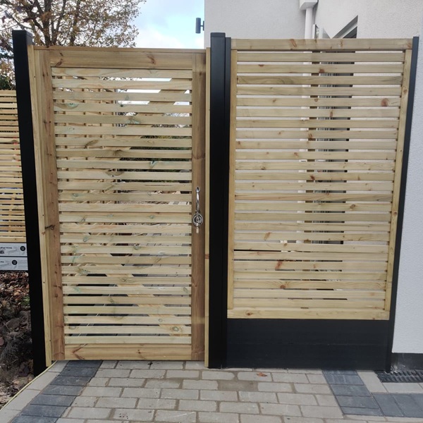 Single Slatted panels and gate with black DuraPost and double black Prima gb