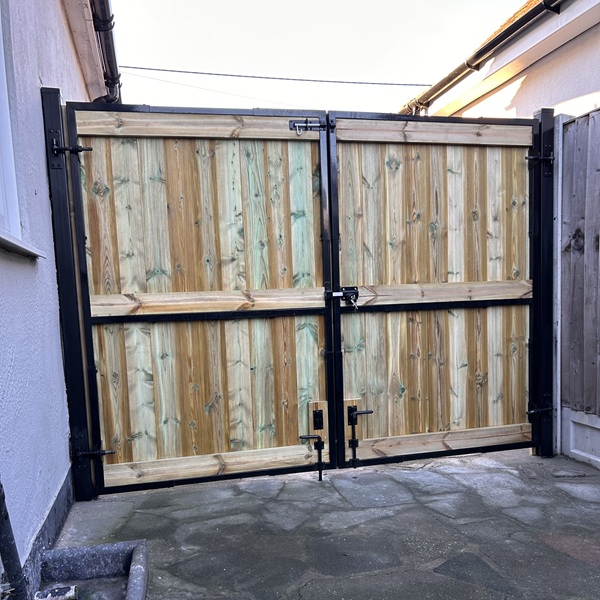 Double gate - adjustable gate frame with TGV timbers and black sq DuraPosts