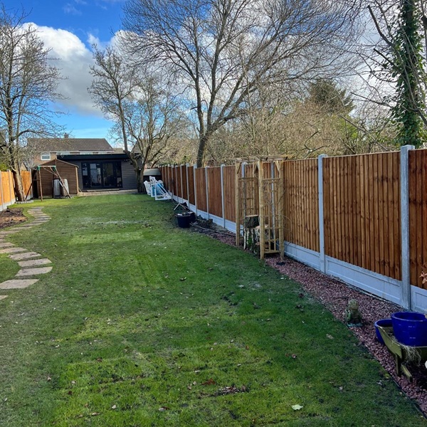 Trade FE panels with concrete posts and gravel boards
