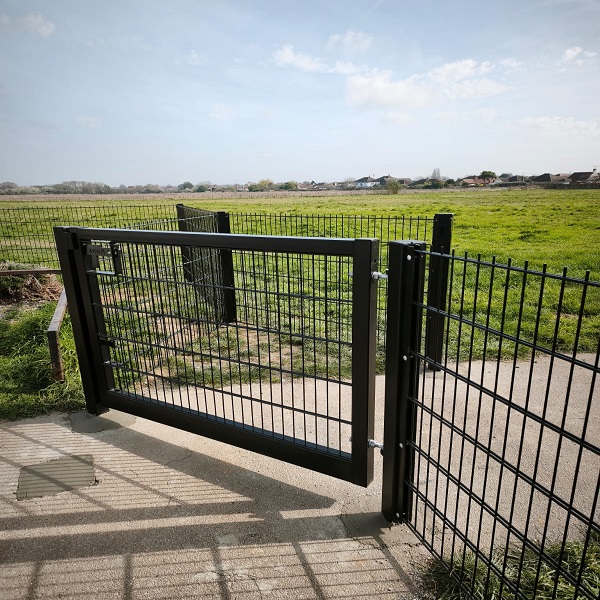 656 Twin Wire 1.2m high + gates to match (1)