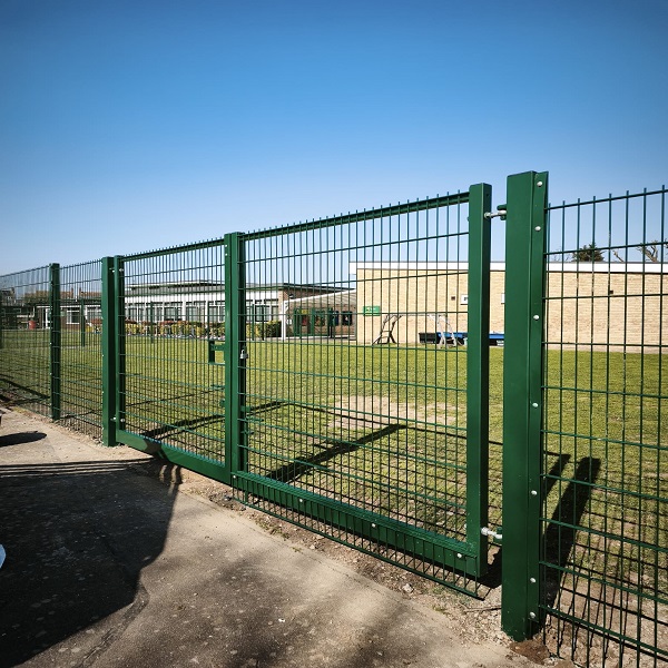 868 Twin Wire 2.0m high + gates to match (2)