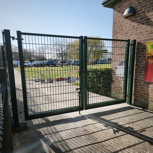 868 Twin Wire 2.0m high + gates to match (4)