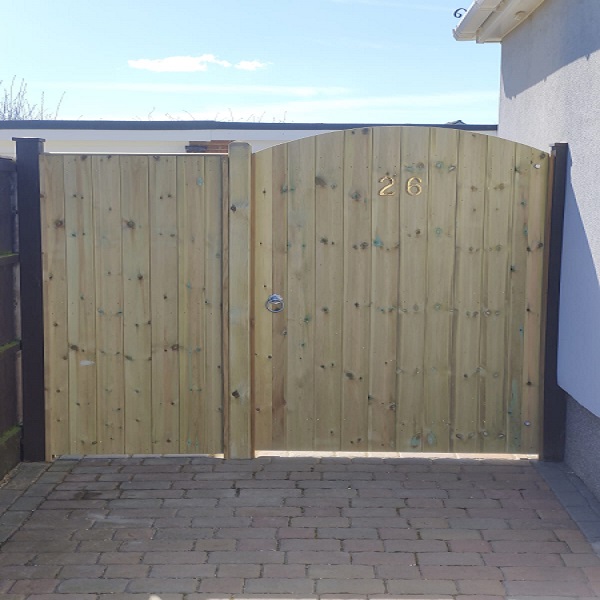 Tongue & groove arch top gate with flat top side panel green (1)