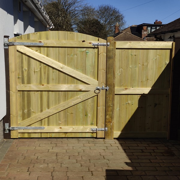 Tongue & groove arch top gate with flat top side panel green (2)