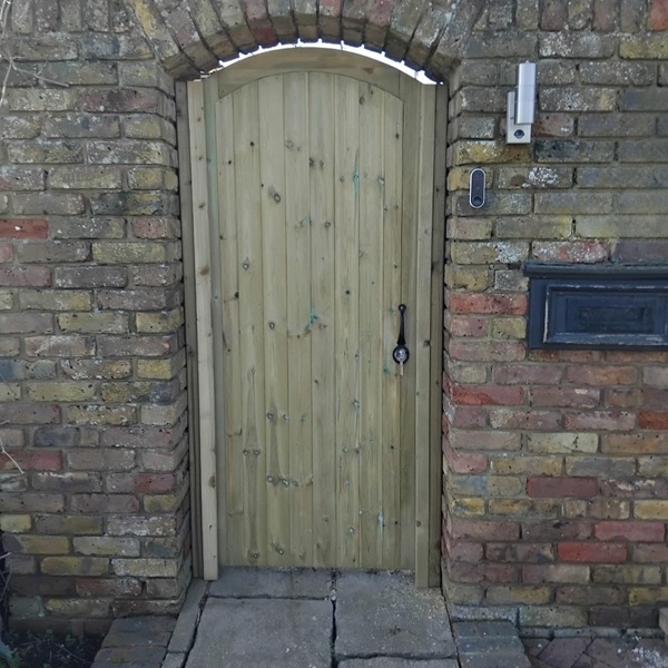 Darington curved top single gate