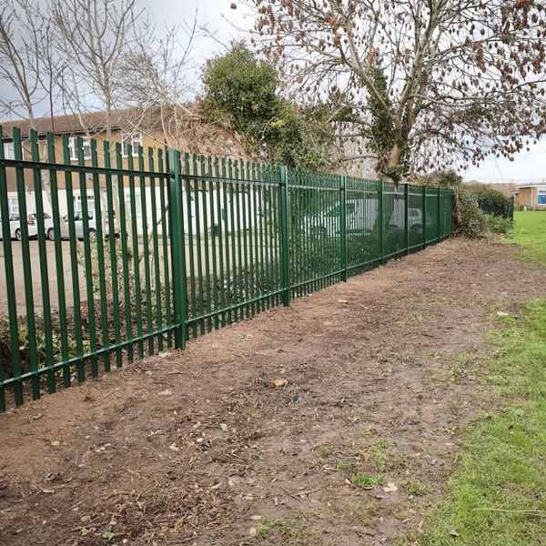 Round Top & Notched Palisade Fencing Green