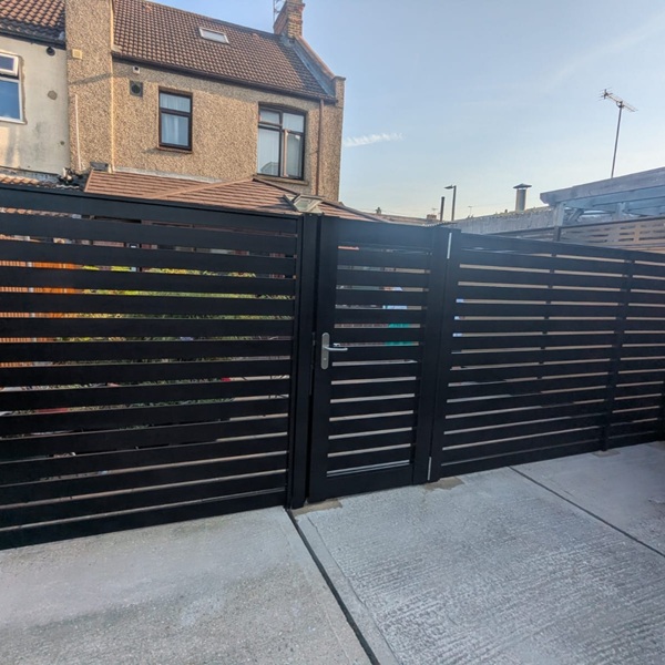 Horizon Screen Panels with Aluminium Gate Frame with Horizon Screen Infills