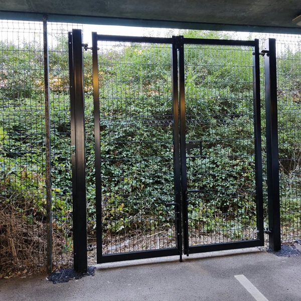 Protek 1000 fencing and gates black