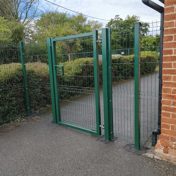 Protek 1000 single gate and fencing