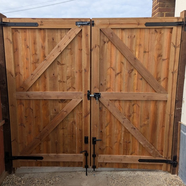 Framed TGV double gates brown